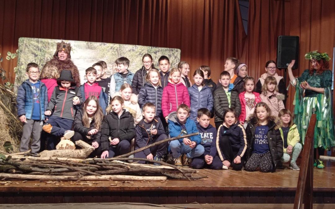 Učenci PŠ Adlešiči smo si ogledali gledališko predstavo o življenju bobra